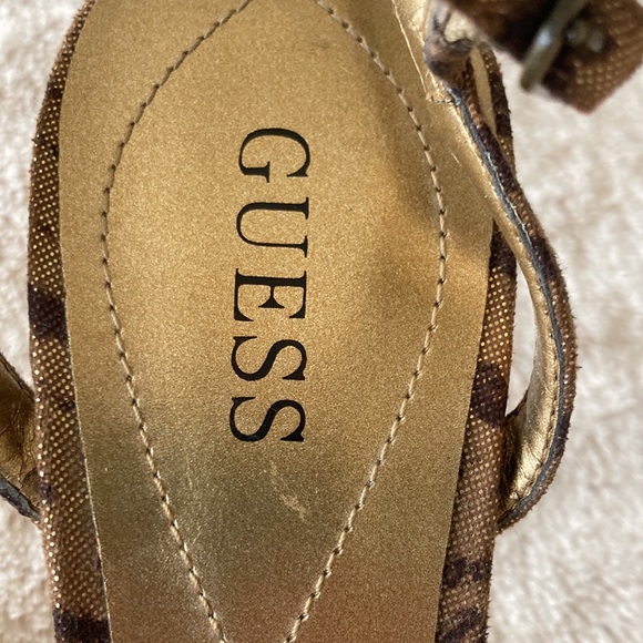 Metallic tiger stripe GUESS pumps. Wood stacked heel SZ 8M - Picture 2 of 9